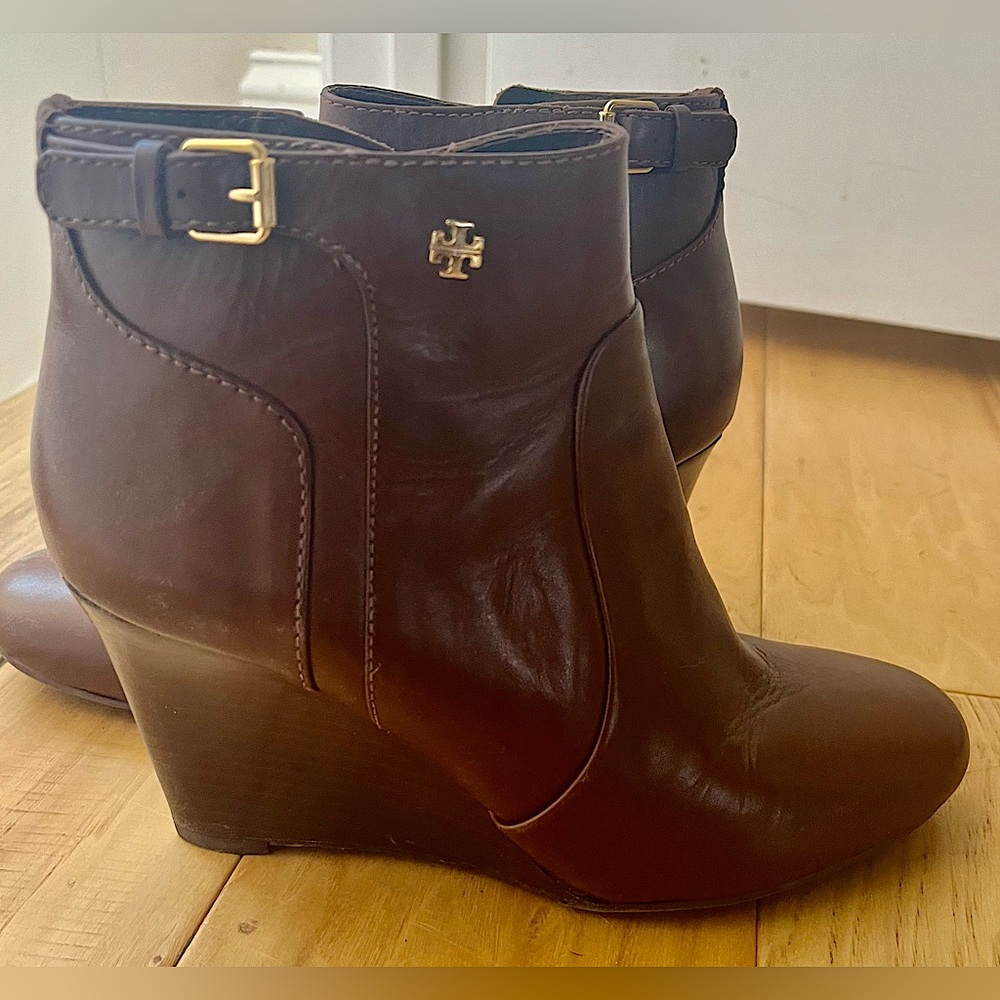 Brown wedge Tory Burch botties